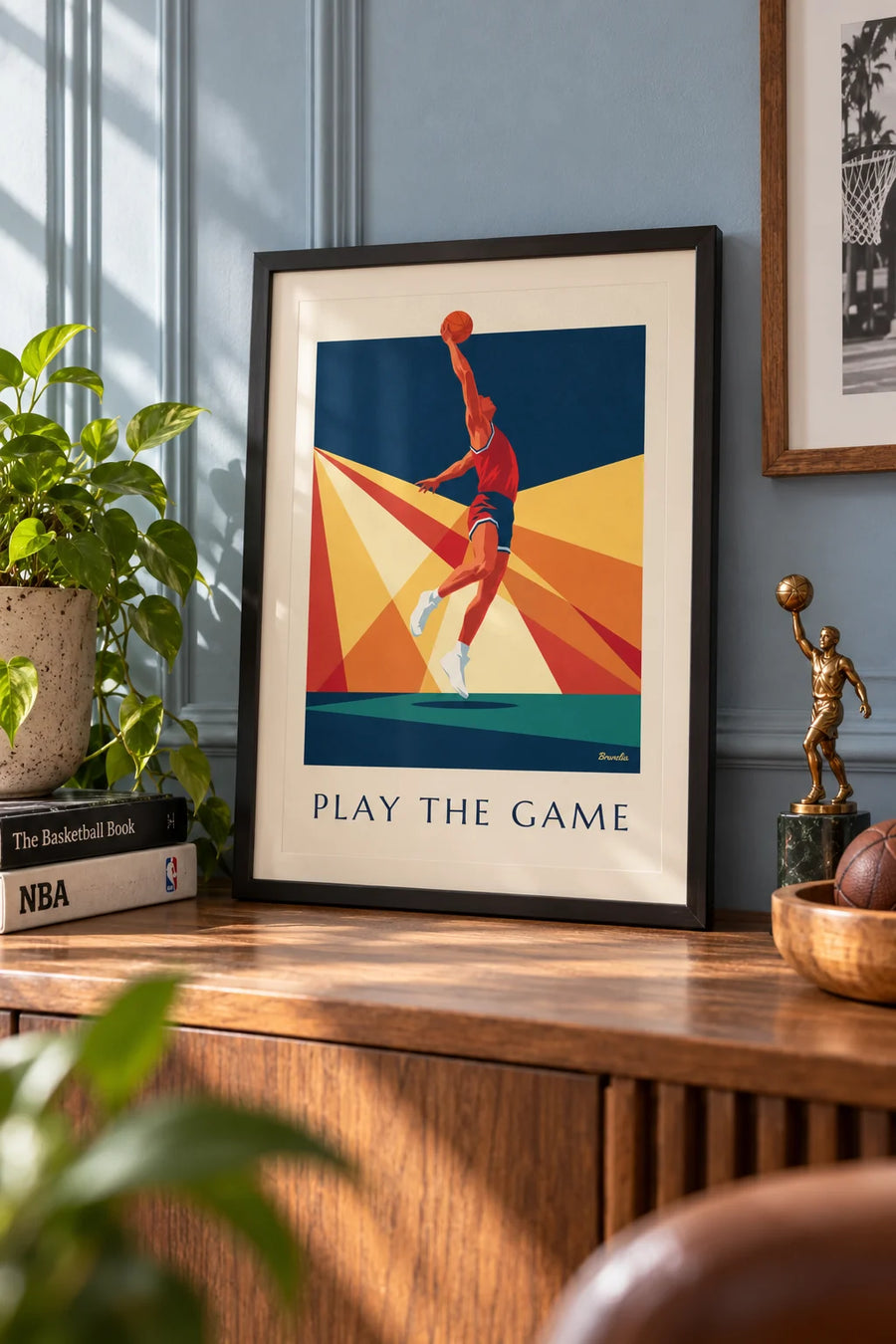 Affiche joueur de basketball en plein dunk sur fond de rayons : petit format A4 encadré