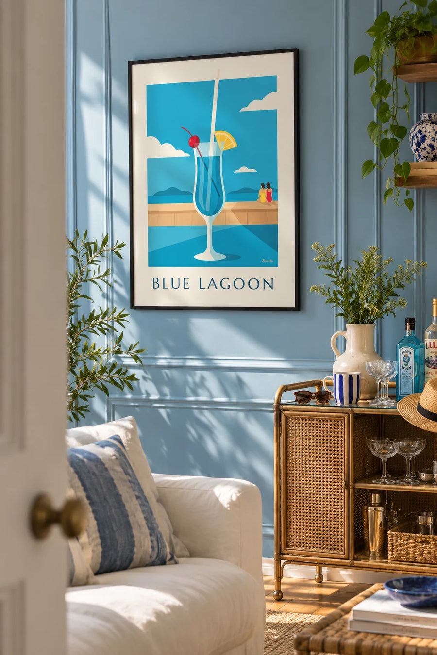 Affiche cocktail Blue Lagoon sur un bar de plage face au lagon : encadrée au mur