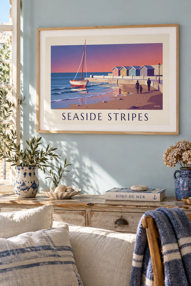 Affiche cabines de plage rayées et voilier échoué au crépuscule : encadrée au mur