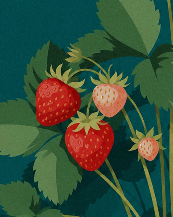 Les 2 fraises rouges et la fraise rose pâle, parmi les feuilles dentelées