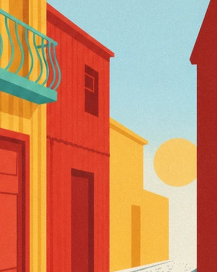 Les maisons rouges et jaunes de la ruelle, un balcon vert et le soleil couchant