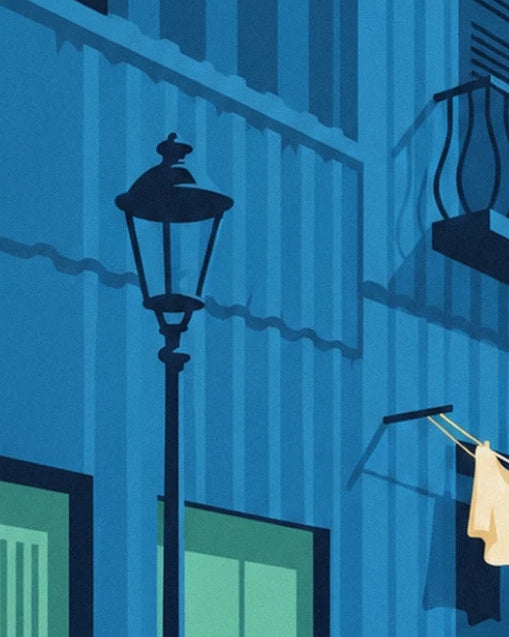 Un lampadaire noir devant les façades de tôle bleue, avec du linge qui sèche