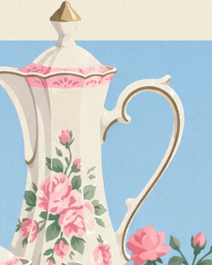 La cafetière en porcelaine fleurie, son anse courbe et ses fins liserés dorés