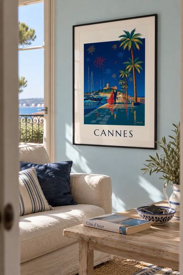 Affiche couple sous les palmiers de Cannes un soir de feu d'artifice : encadrée au mur
