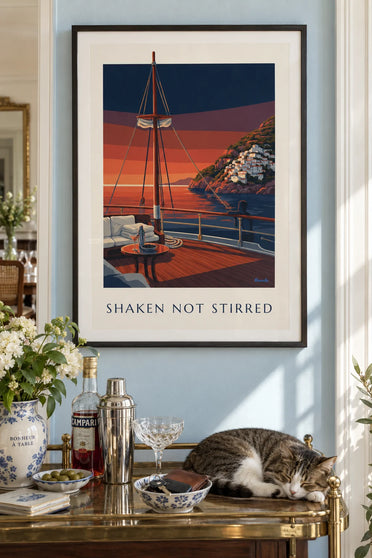 Affiche shaker et verre à martini sur le pont d'un voilier : encadrée au mur