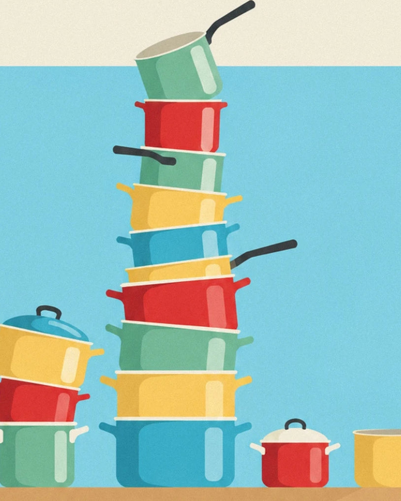 Une pile de casseroles rouges, jaunes, vertes et bleues sur fond turquoise