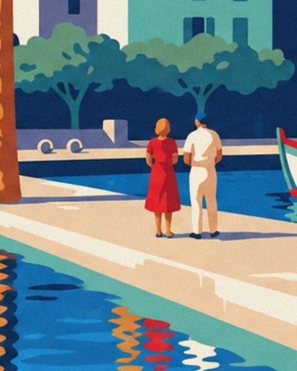 Une femme en robe rouge et un homme en blanc sur le quai, face au bassin bleu