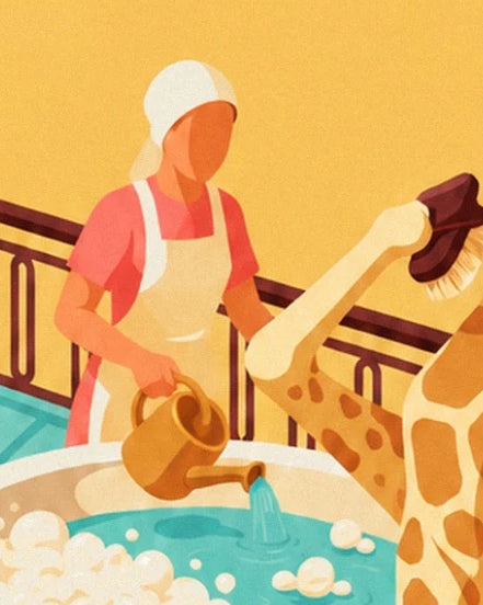 Le personnage en tablier crème versant de l’eau, près de la girafe et de sa brosse