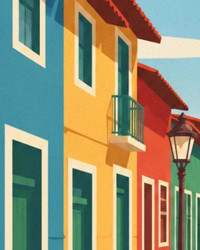 Un balcon vert sur une façade jaune, entre une maison bleue et un réverbère