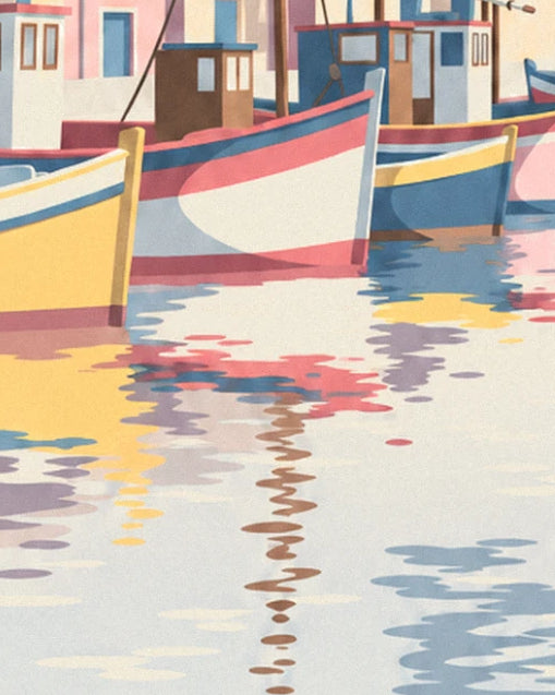 Barques jaune, rose et bleue amarrées, avec leurs reflets colorés qui dansent sur l'eau
