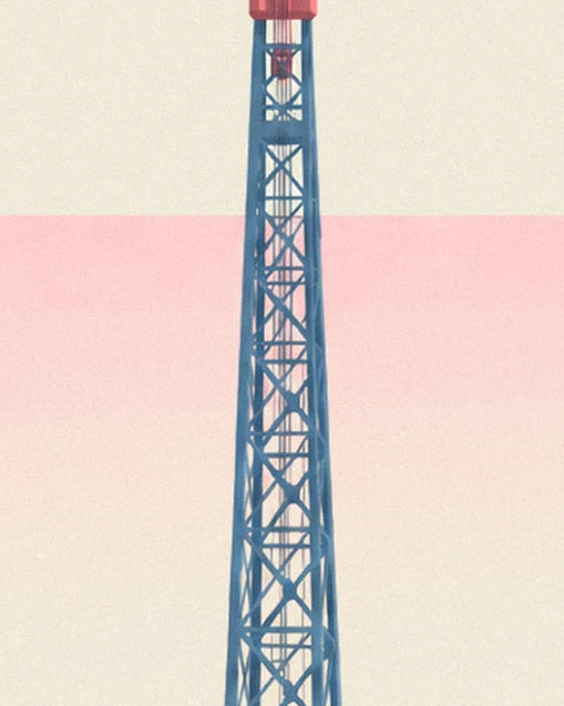 Le haut pylône en treillis bleu au sommet rouge, sur un ciel beige et rose