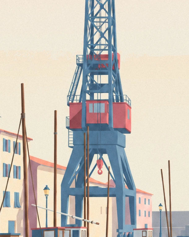 La grande grue bleue à cabine rouge du chantier, entre mâts et façades roses