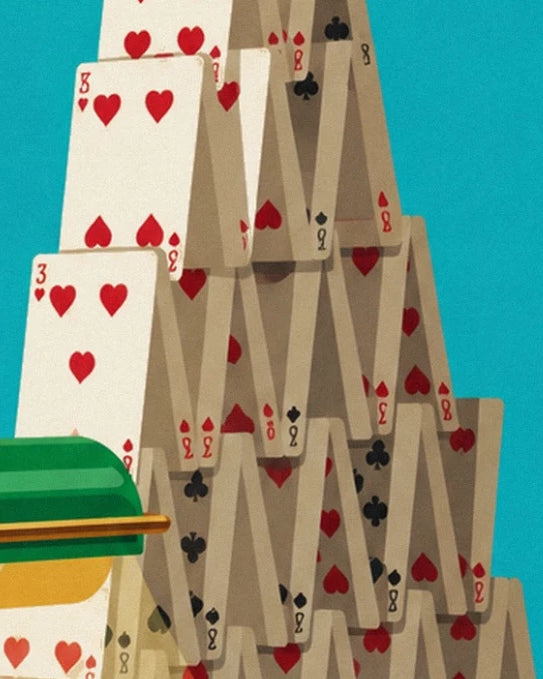 Un château de cartes à cœurs rouges et trèfles noirs sur fond turquoise