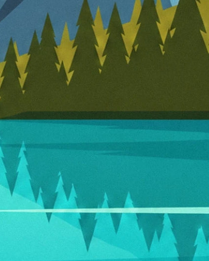 Une forêt de sapins au bord du lac turquoise et ses reflets dans l’eau