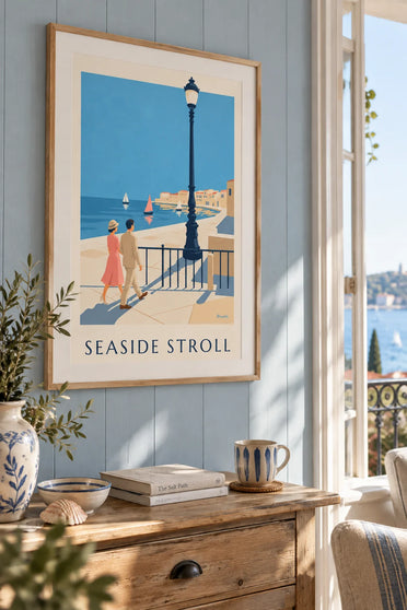 Affiche couple élégant en promenade au bord de la mer : encadrée au mur