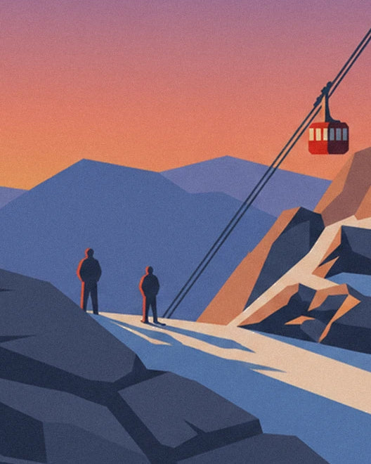 Les 2 silhouettes sur l'arête enneigée, face aux montagnes bleues et à la cabine rouge
