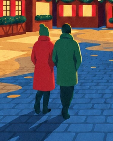 Les 2 promeneurs en manteaux rouge et vert sur les pavés bleutés du marché de Noël