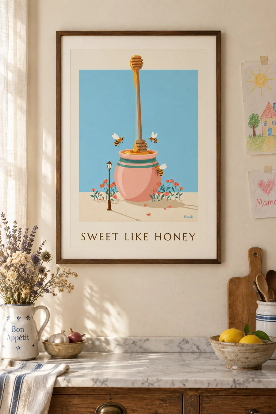Affiche pot de miel doré, cuillère en bois et abeilles : encadrée au mur