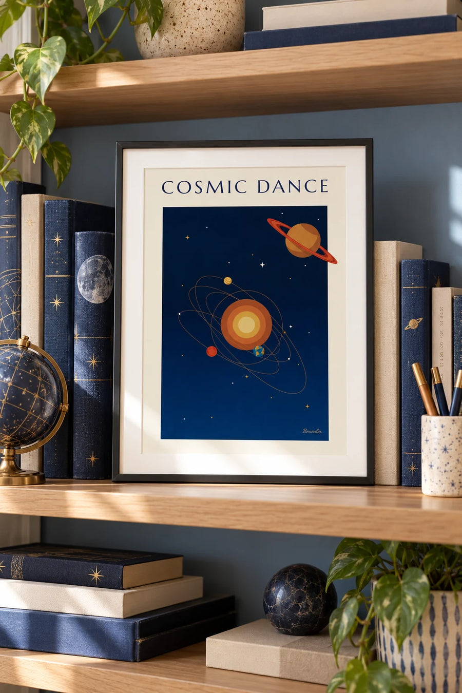 Affiche Saturne et planètes en orbite autour du Soleil sur fond bleu nuit : petit format A4 encadré