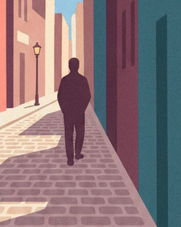 Une silhouette sombre dans une ruelle pavée, entre façades colorées et réverbère