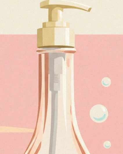 La pompe crème du flacon transparent sur un fond rose parsemé de bulles