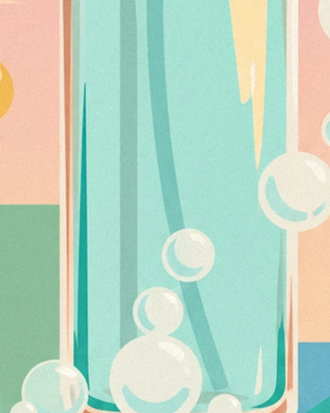 Le bas du flacon turquoise entouré de bulles aux reflets crème