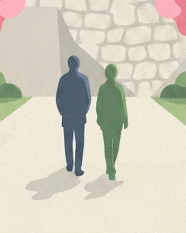 Les 2 silhouettes en bleu et vert sur une allée claire devant un mur de pierre