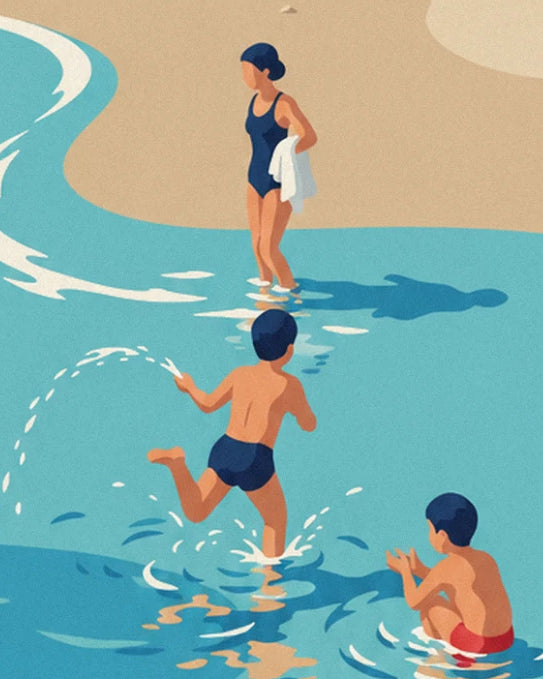 Une baigneuse en maillot bleu marine et 2 garçons qui éclaboussent dans l'eau turquoise