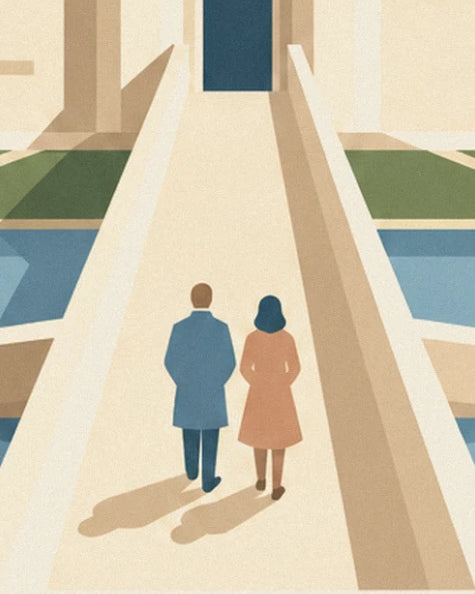 Un couple de dos, manteau bleu et manteau rose, sur la passerelle des douves