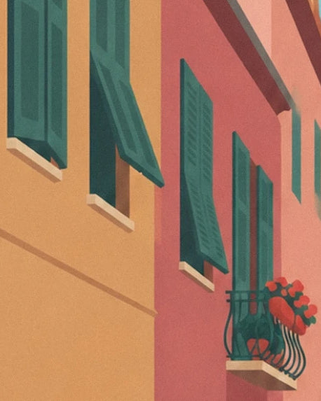 Les volets verts des façades ocre et rose, près d’un balcon fleuri