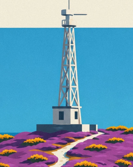 La tour métallique face à la mer bleue, au-dessus des landes violettes