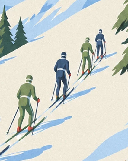 Les 4 élèves en tenues vertes et bleues, à skis en file sur la pente enneigée