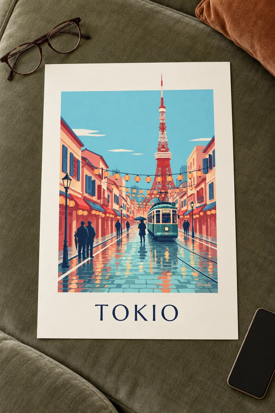 Plakát stará tramvaj v Tokiu a Tokijská věž za soumraku: položený na stole