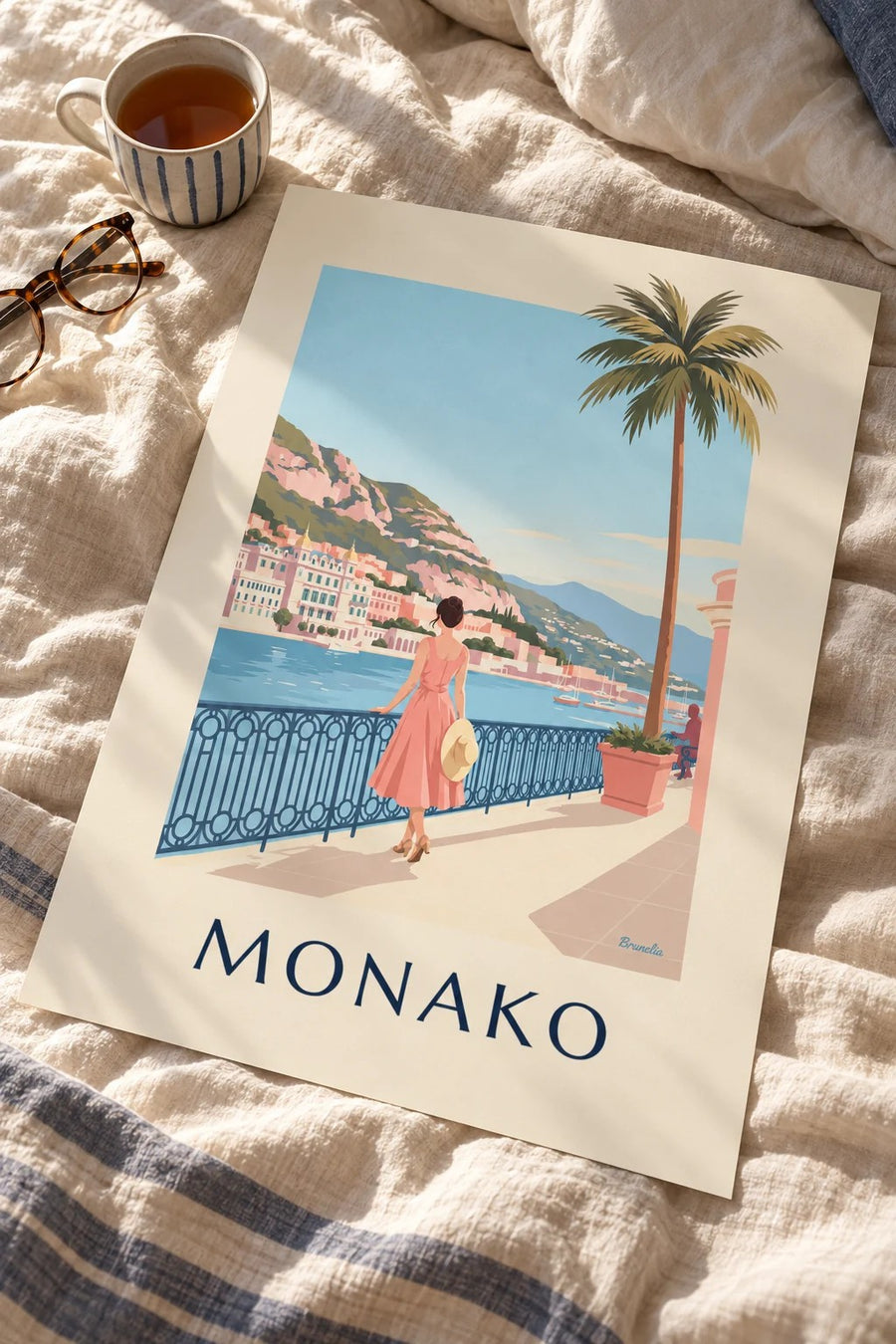 Plakát elegantní žena před přístavem Monte-Carlo v Monaku: položený na stole