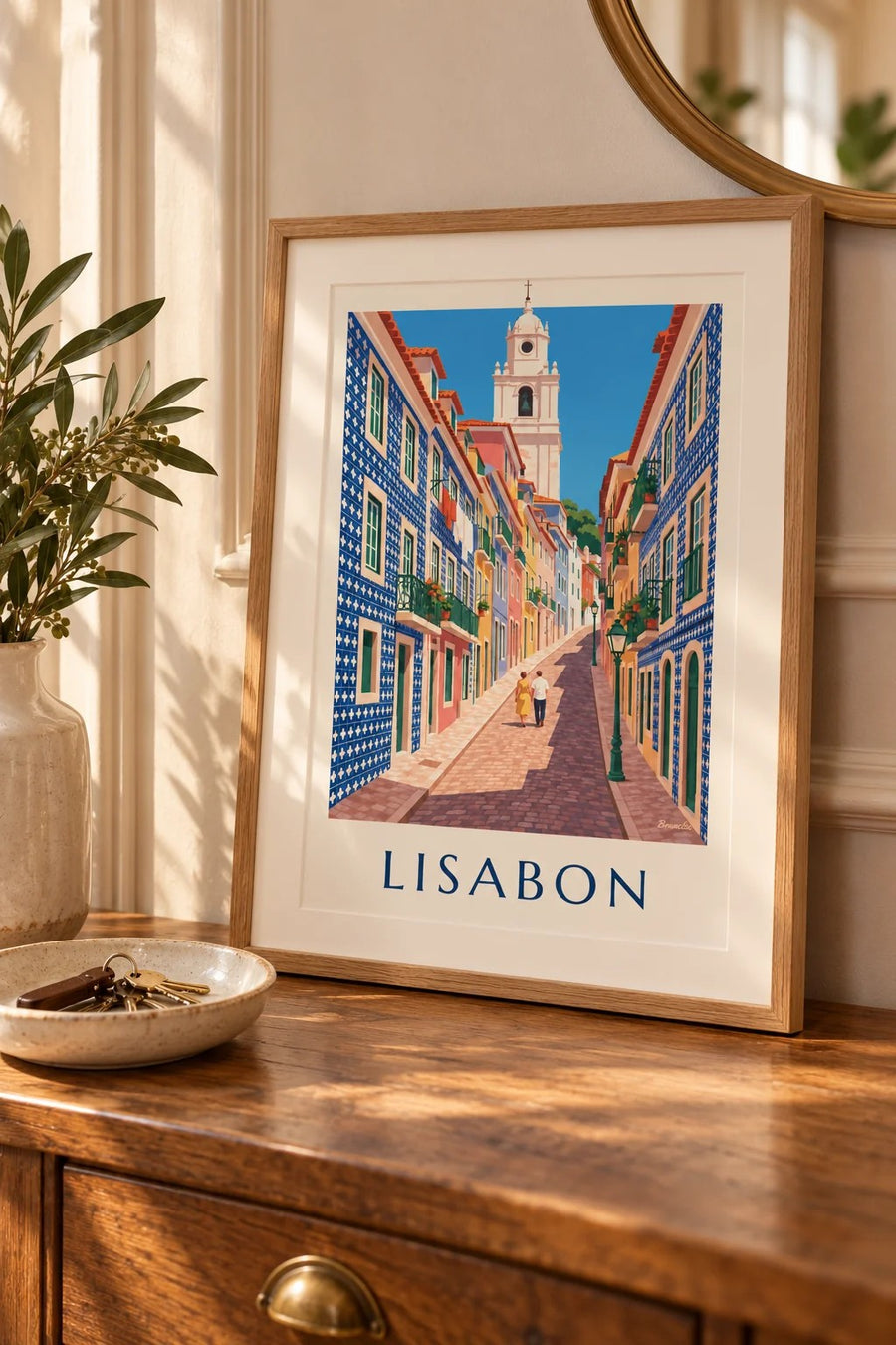 Plakát úzká ulička v Lisabonu s fasádami z azulejos: malý formát A4 v rámu