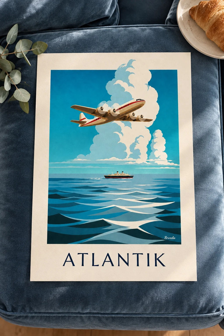Plakát čtyřmotorové letadlo nad Atlantikem: položený na stole