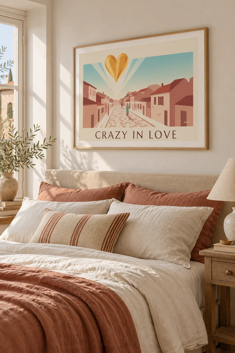 Plakát zlaté srdce Crazy in Love na pudrově růžovém pozadí: zarámovaný na zdi