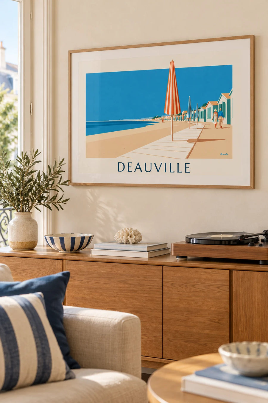 Plakát barevné slunečníky a prkna na pláži v Deauville: zarámovaný na zdi