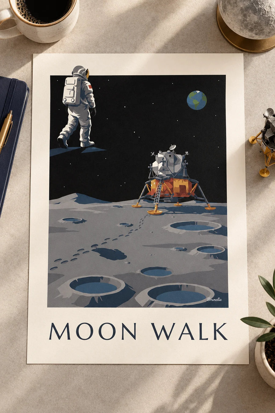 Plakát s astronautem kráčejícím k lunárnímu modulu na Měsíci: na stole
