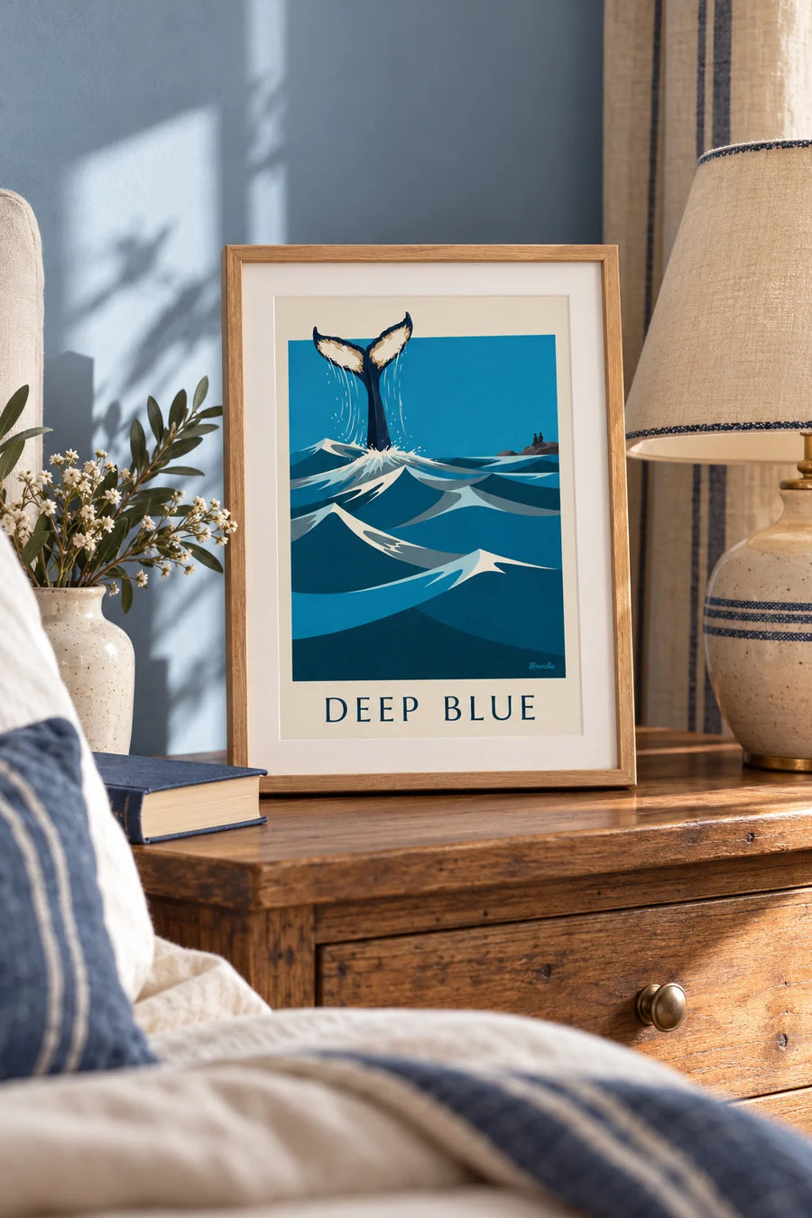Affiche baleine à bosse plongeant dans l'océan, queue dressée : petit format A4 encadré