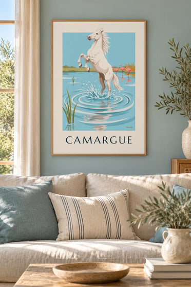 Plakát bílý kůň cválající ve vodě v Camargue: zarámovaný na zdi