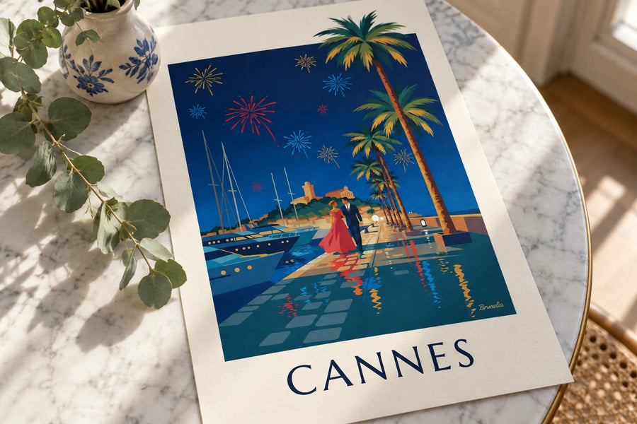 Plakát pár pod palmami v Cannes při večerním ohňostroji: položený na stole