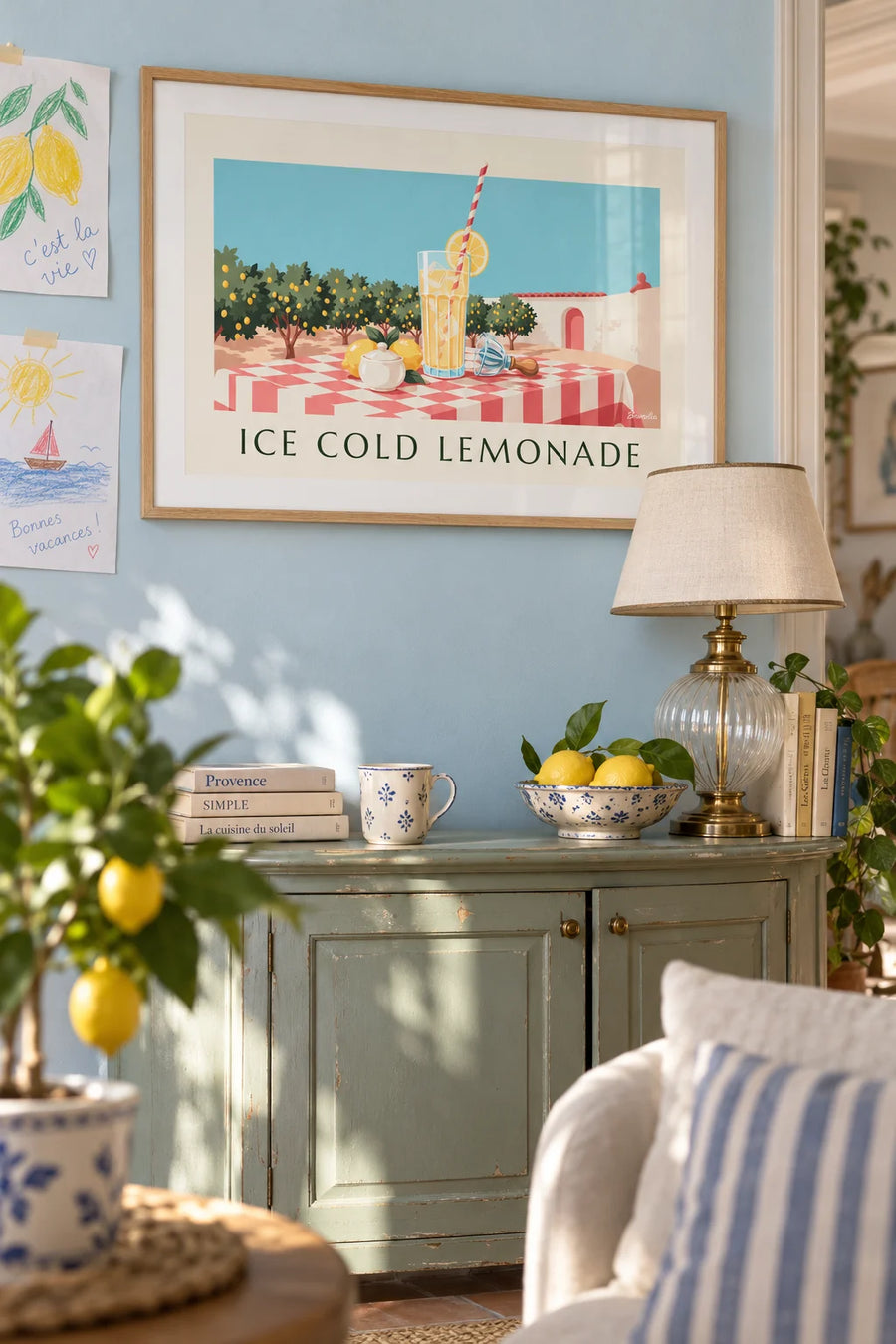 Affiche verre de citronnade glacée sur une terrasse de village : encadrée au mur
