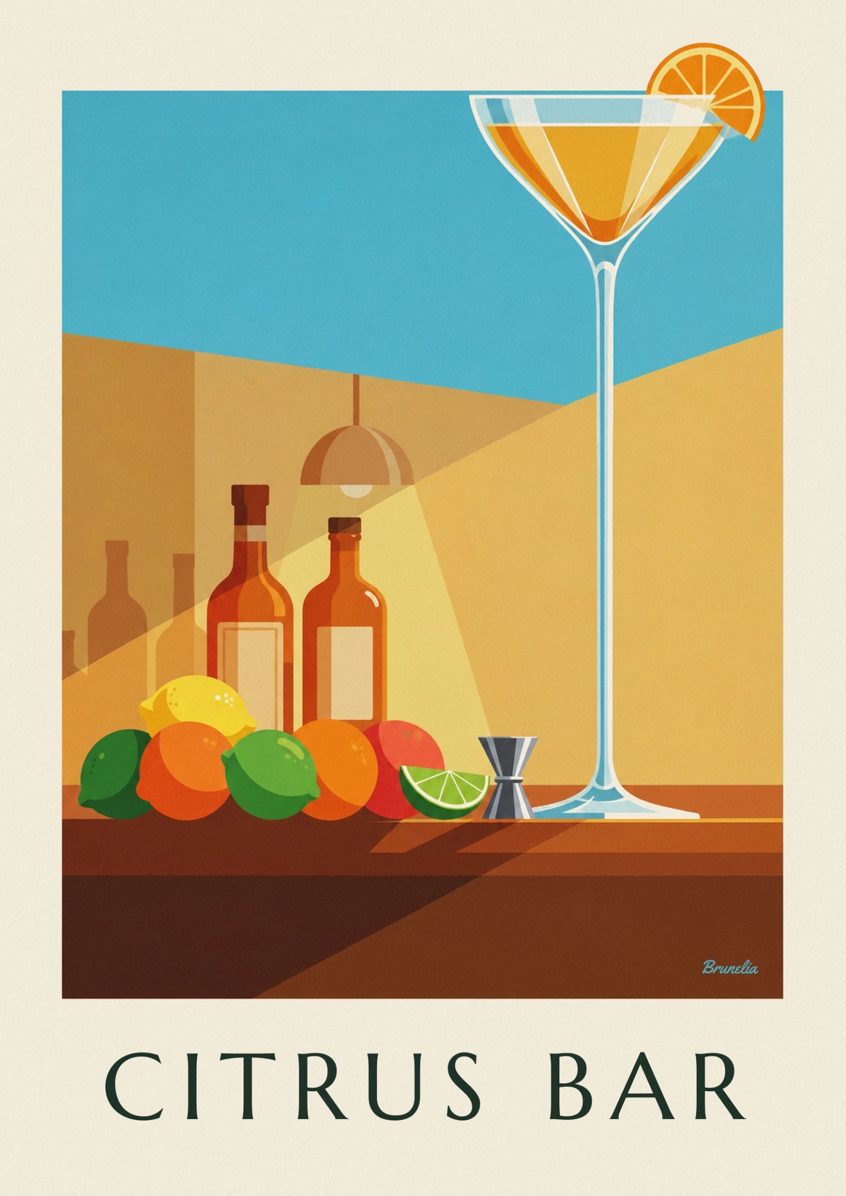 La coupe en cristal au cocktail doré, garnie d’une tranche d’orange sur fond bleu