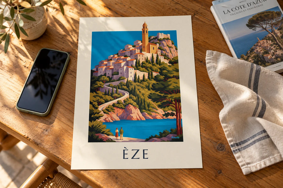 Affiche village perché d'Èze au-dessus de la Méditerranée : posée sur une table