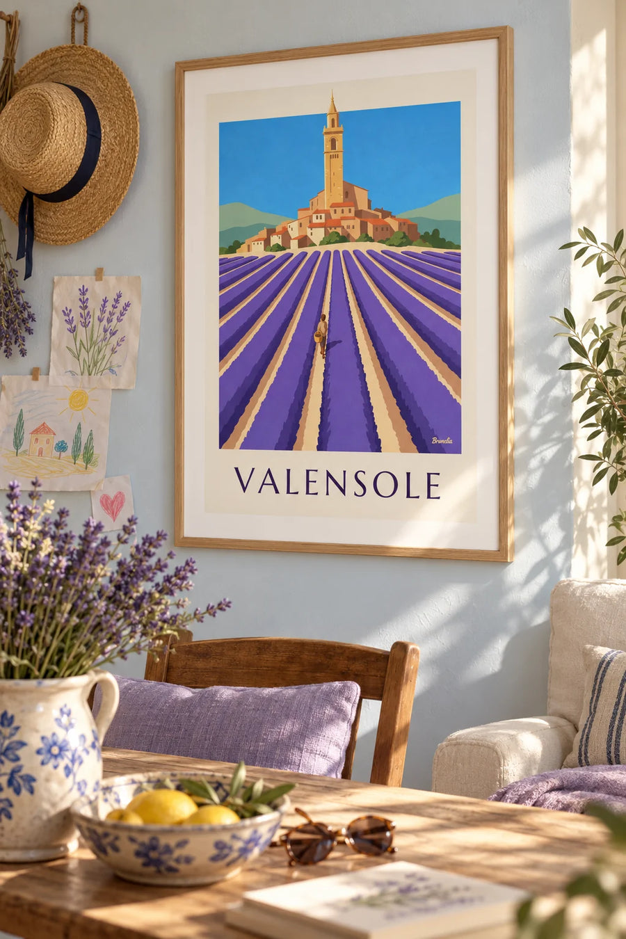 Affiche rangs de lavande et village perché de Valensole : encadrée au mur