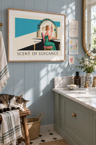 Affiche femme élégante et flacon de parfum à sa coiffeuse : encadrée au mur