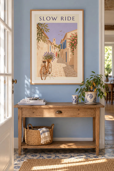 Affiche vélo et panier de lavande dans une ruelle d'un village provençal : encadrée au mur