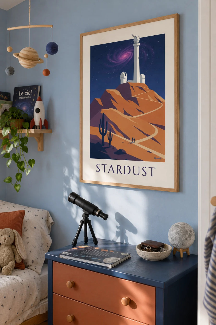Plakát spirální galaxie a mlhovina nad observatoří: v rámu na zdi
