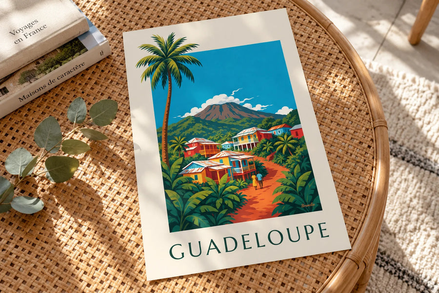 Plakát kreolských domků a sopky La Soufrière na Guadeloupe: opřený na stole